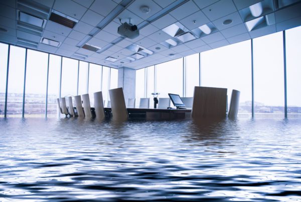 Blog - Konferenzraum steht stark unter Wasser