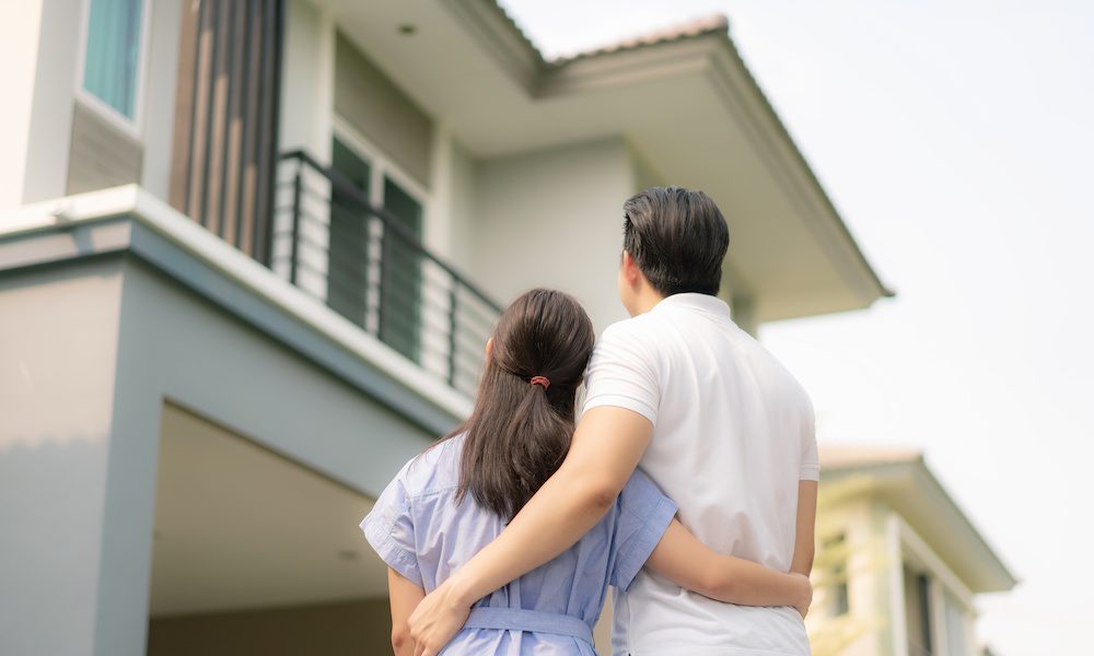 pandemic put spotlight on virtual home inspections - couple in front of house